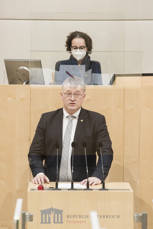 Am Rednerpult: Bundesrat Markus Steinmaurer (FPÖ). Am Präsidium: Bundesratspräsidentin Christine Schwarz-Fuchs (ÖVP)