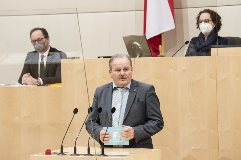 Am Rednerpult: Bundesrat Eduard Köck (ÖVP). Am Präsidium: Bundesratspräsidentin Christine Schwarz-Fuchs (ÖVP)