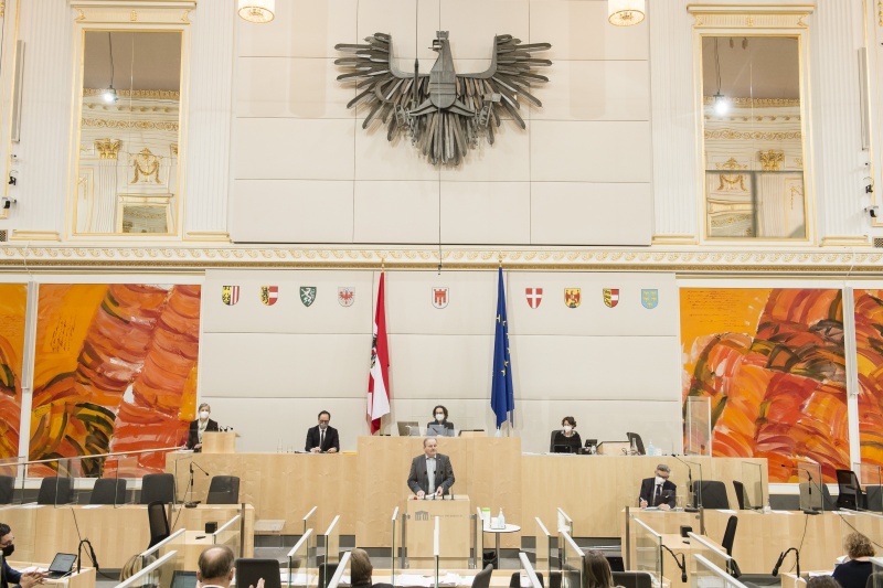 Am Rednerpult: Bundesrat Eduard Köck (ÖVP). Am Präsidium: Bundesratspräsidentin Christine Schwarz-Fuchs (ÖVP)