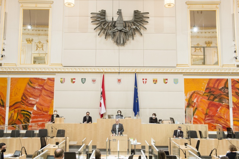 Am Rednerpult: Bundesrat Eduard Köck (ÖVP). Am Präsidium: Bundesratspräsidentin Christine Schwarz-Fuchs (ÖVP)