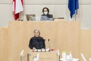 Am Rednerpult: Bundesrätin Bettina Lancaster (SPÖ). Am Präsidium: Bundesratspräsidentin Christine Schwarz-Fuchs (ÖVP)