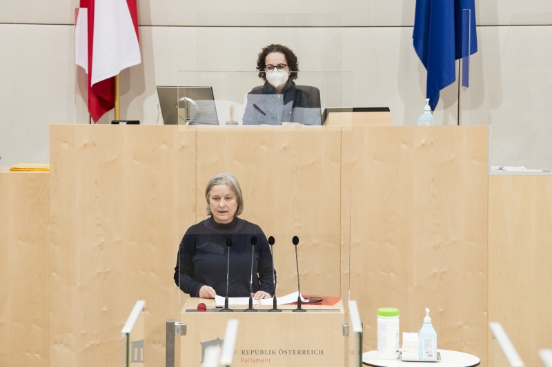 Am Rednerpult: Bundesrätin Bettina Lancaster (SPÖ). Am Präsidium: Bundesratspräsidentin Christine Schwarz-Fuchs (ÖVP)