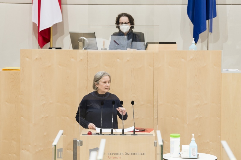 Am Rednerpult: Bundesrätin Bettina Lancaster (SPÖ). Am Präsidium: Bundesratspräsidentin Christine Schwarz-Fuchs (ÖVP)