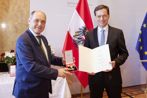 Überreichung der Ehrenzeichen, von links: Nationalratspräsident Wolfgang Sobotka (ÖVP), Nationalratsabgeordneter Ernst Gödl (ÖVP)
