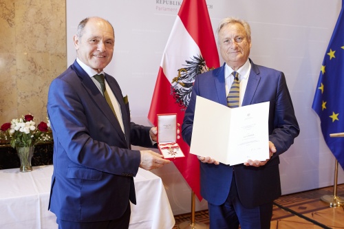 Überreichung der Ehrenzeichen, von links: Nationalratspräsident Wolfgang Sobotka (ÖVP), Nationalratsabgeordneter a.D. Josef Riemer