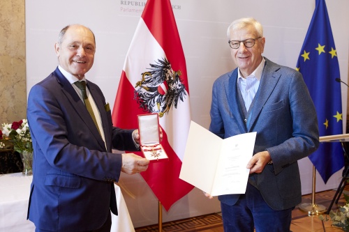 Überreichung der Ehrenzeichen, von links: Nationalratspräsident Wolfgang Sobotka (ÖVP), Nationalratsabgeordneter a.D. Bruno Rossmann
