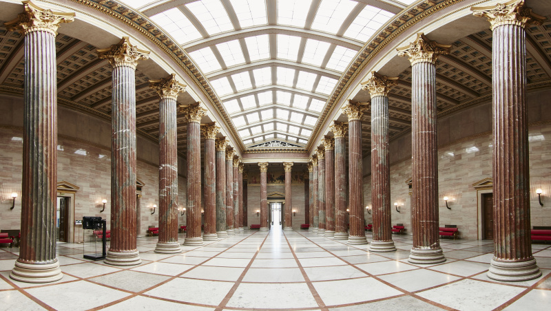 Blick in Richtung Hauptportal