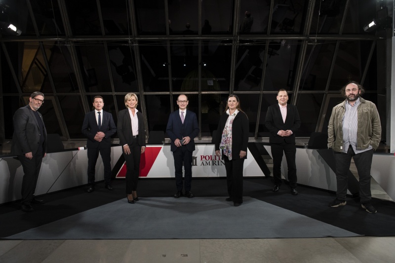 Von links: Nationalratsabgeordneter Ralph Schallmeiner (GRÜNE), Nationalratsabgeordneter Erwin Angerer (FPÖ), Nationalratsabgeordnete Gabriela Schwarz (ÖVP), Moderator Gerald Groß, Expertin Med Uni Insbruck Univ.-Prof. Dr. Dorothee von Laer, Nationalratsabgeordneter Philip Kucher (SPÖ), Experte TU Wien DI Dr. Nikolas Popper