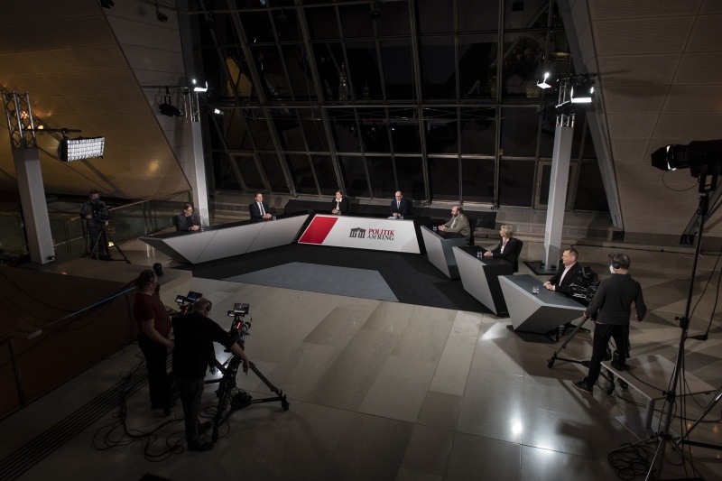 Von links: Nationalratsabgeordneter Ralph Schallmeiner (GRÜNE), Nationalratsabgeordneter Erwin Angerer (FPÖ),  Expertin Med Uni Insbruck Univ.-Prof. Dr. Dorothee von Laer. Moderator Gerald Groß, Experte TU Wien DI Dr. Nikolas Popper, Nationalratsabgeordnete Gabriela Schwarz (ÖVP), Nationalratsabgeordneter Philip Kucher (SPÖ)