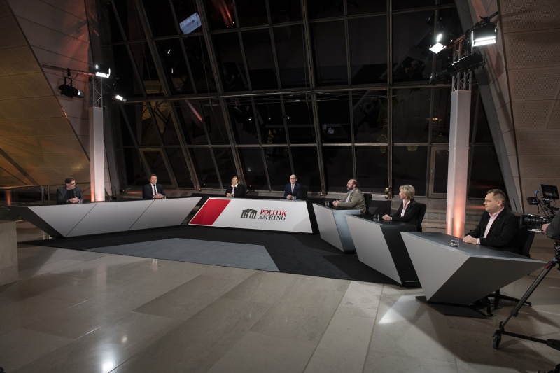 Von links: Nationalratsabgeordneter Ralph Schallmeiner (GRÜNE), Nationalratsabgeordneter Erwin Angerer (FPÖ),  Expertin Med Uni Insbruck Univ.-Prof. Dr. Dorothee von Laer. Moderator Gerald Groß, Experte TU Wien DI Dr. Nikolas Popper, Nationalratsabgeordnete Gabriela Schwarz (ÖVP), Nationalratsabgeordneter Philip Kucher (SPÖ)