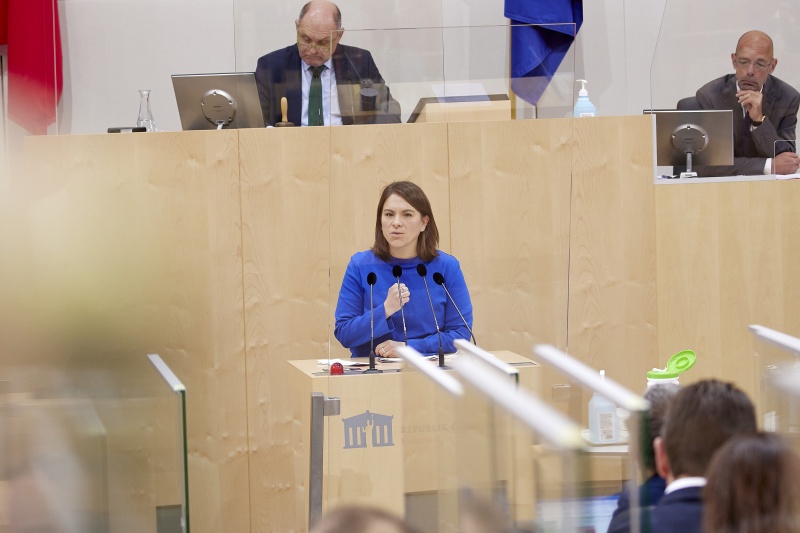 Am Rednerpult: Nationalratsabgeordnete Julia Seidl (NEOS)