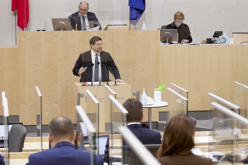 Am Rednerpult: Nationalratsabgeordneter Michael Bernhard (NEOS)