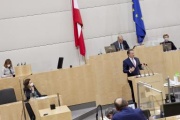 Am Rednerpult: Nationalratsabgeordneter Walter Rauch (FPÖ)