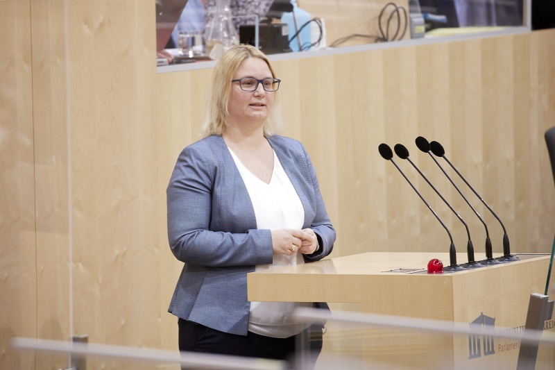 Am Rednerpult: Nationalratsabgeordnete Martina Kaufmann (ÖVP)