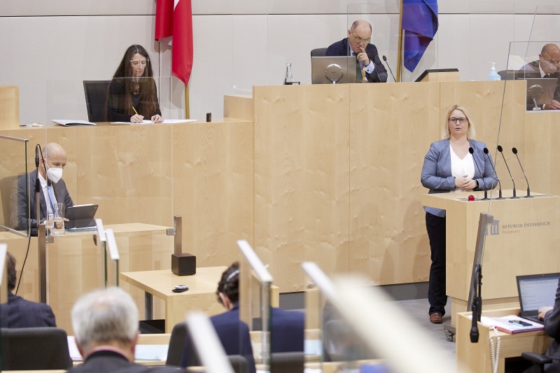 Am Rednerpult: Nationalratsabgeordnete Martina Kaufmann (ÖVP)