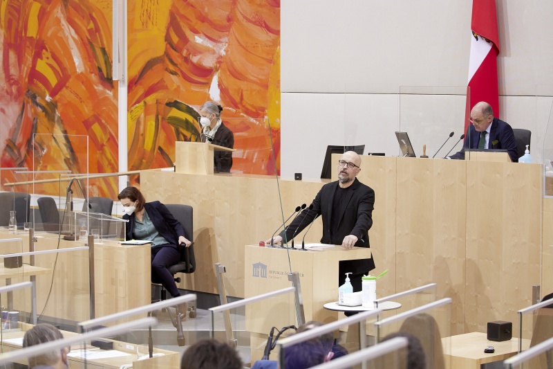 Am Rednerpult: Nationalratsabgeordneter Michel Reimon (GRÜNE)