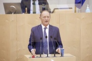 Am Rednerpult: Nationalratsabgeordneter Axel Kassegger (FPÖ)