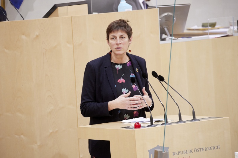 Am Rednerpult: Nationalratsabgeordnete Astrid Rössler (GRÜNE)