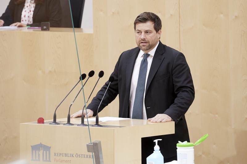 Am Rednerpult: Nationalratsabgeordneter Michael Bernhard (NEOS)