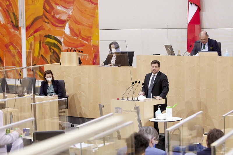 Am Rednerpult: Nationalratsabgeordneter Michael Bernhard (NEOS)