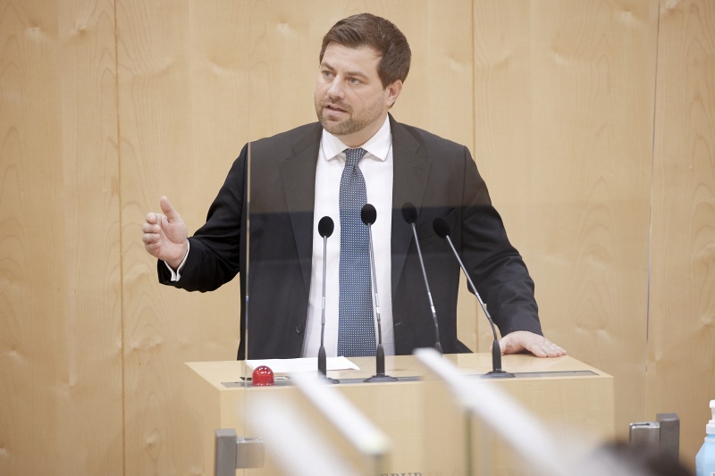 Am Rednerpult: Nationalratsabgeordneter Michael Bernhard (NEOS)