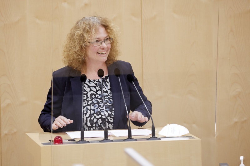 Am Rednerpult: Abgeordnete zum EU-Parlament Monika Vana (GRÜNE)