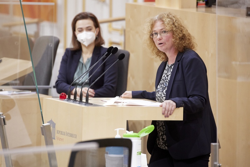 Am Rednerpult: Abgeordnete zum EU-Parlament Monika Vana (GRÜNE)