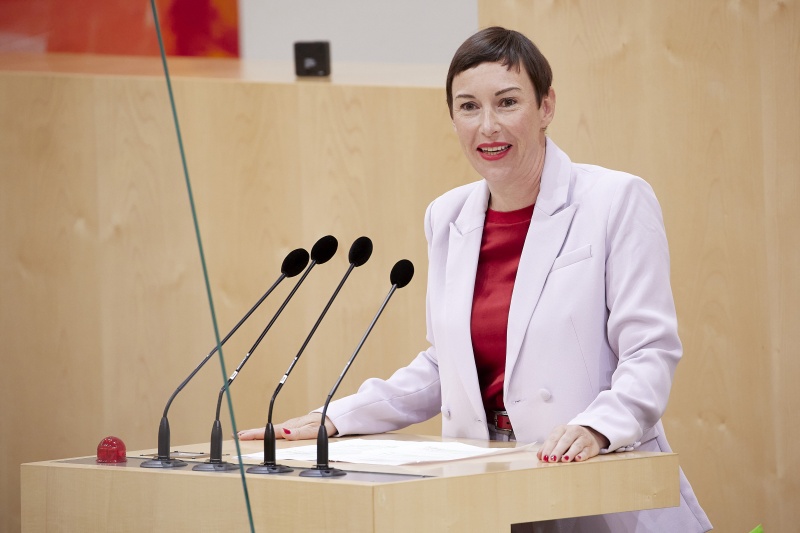 Am Rednerpult: Nationalratsabgeordnete Henrike Brandstötter (NEOS)