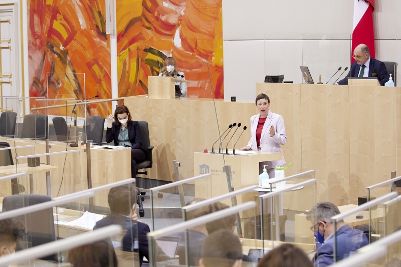 Am Rednerpult: Nationalratsabgeordnete Henrike Brandstötter (NEOS)