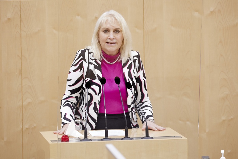 Am Rednerpult: Abgeordnete zum EU-Parlament Angelika Winzig (ÖVP)