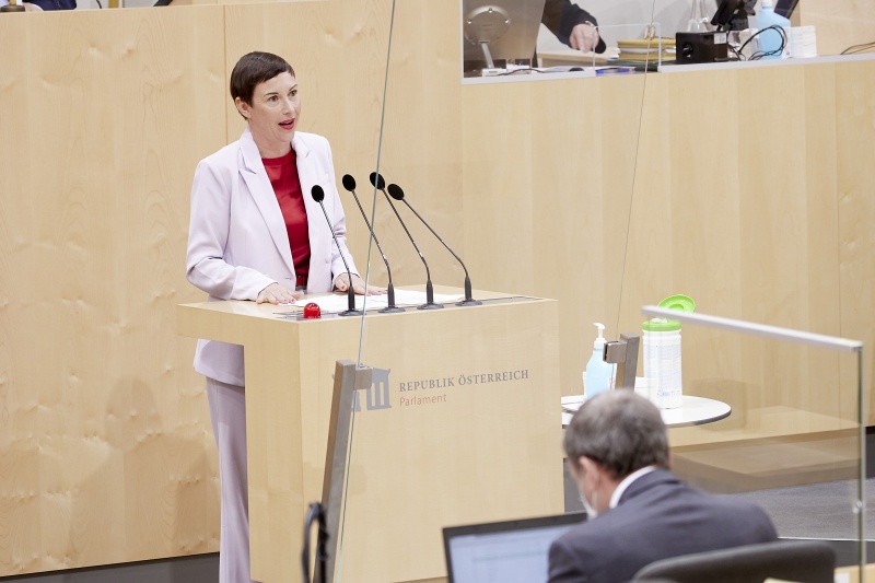 Am Rednerpult: Nationalratsabgeordnete Henrike Brandstötter (NEOS)