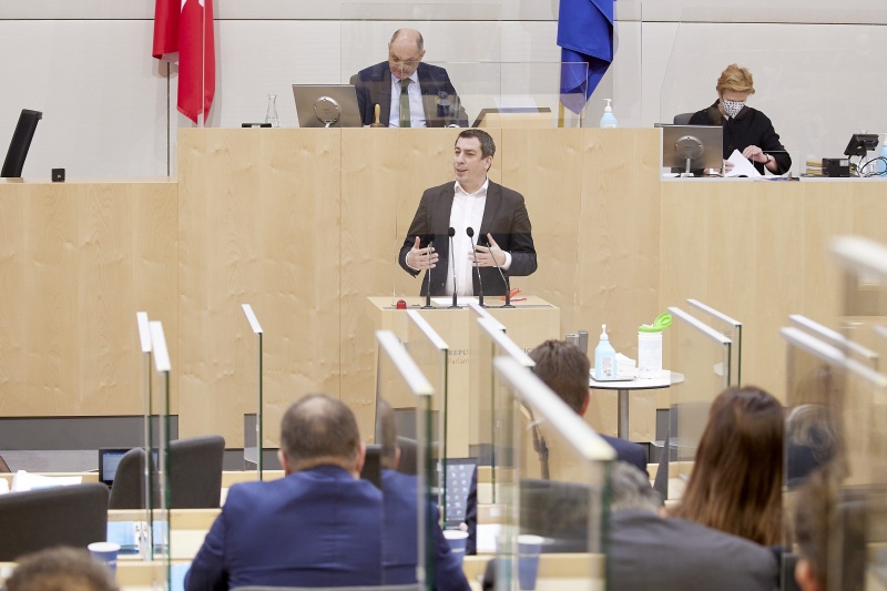 Am Rednerpult: Abgeordneter zum EU-Parlament Günther Sidl (SPÖ)