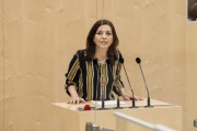Am Rednerpult: Nationalratsabgeordnete Ewa Ernst-Dziedzic (GRÜNE)