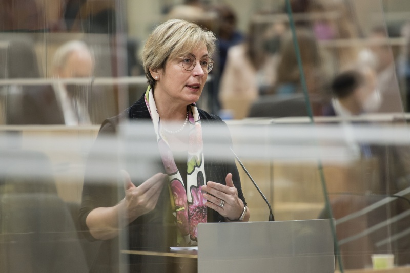 Fragestunde an Justizministerin Alma Zadic (GRÜNE). Am Rednerpult: Nationalratsabgeordnete Michaela Steinacker (ÖVP)