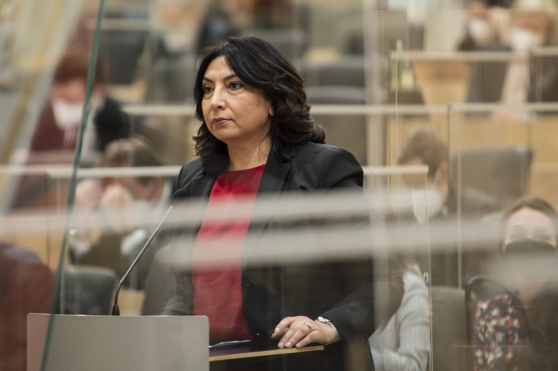 Fragestunde an Justizministerin Alma Zadic (GRÜNE). Am Rednerpult: Nationalratsabgeordnete Selma Yildirim (SPÖ)