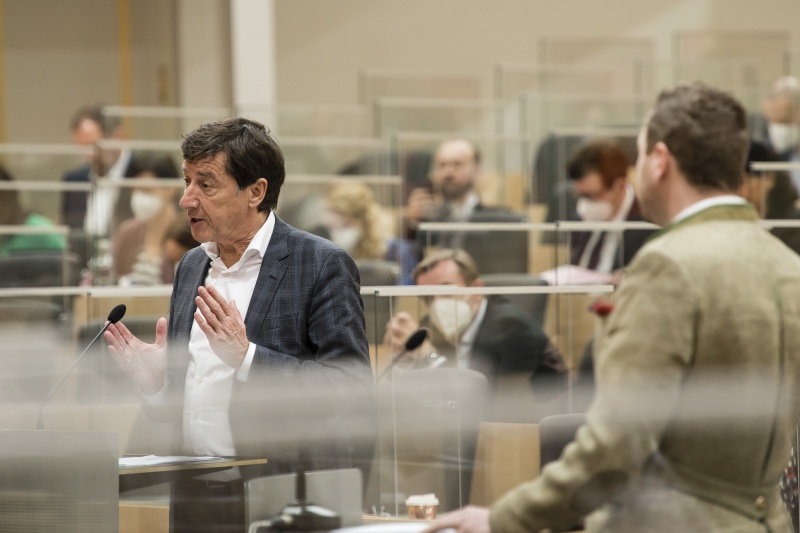 Fragestunde an Justizministerin Alma Zadic (GRÜNE). Am Rednerpult: Nationalratsabgeordneter Johannes Margreiter (NEOS)