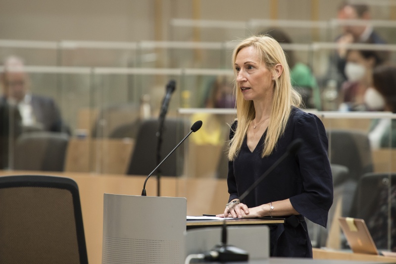 Fragestunde an Justizministerin Alma Zadic (GRÜNE). Am Rednerpult: Nationalratsabgeordnete Agnes Sirkka Prammer (GRÜNE)