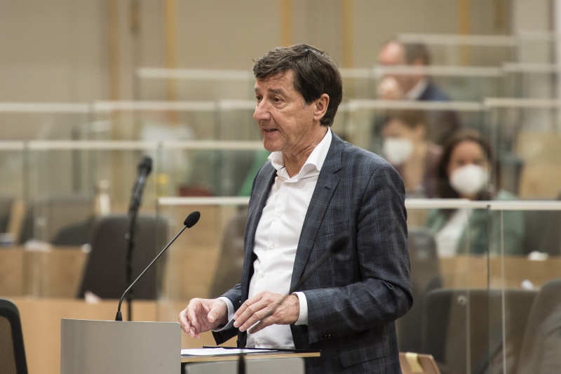 Fragestunde an Justizministerin Alma Zadic (GRÜNE). Am Rednerpult: Nationalratsabgeordneter Johannes Margreiter (NEOS)