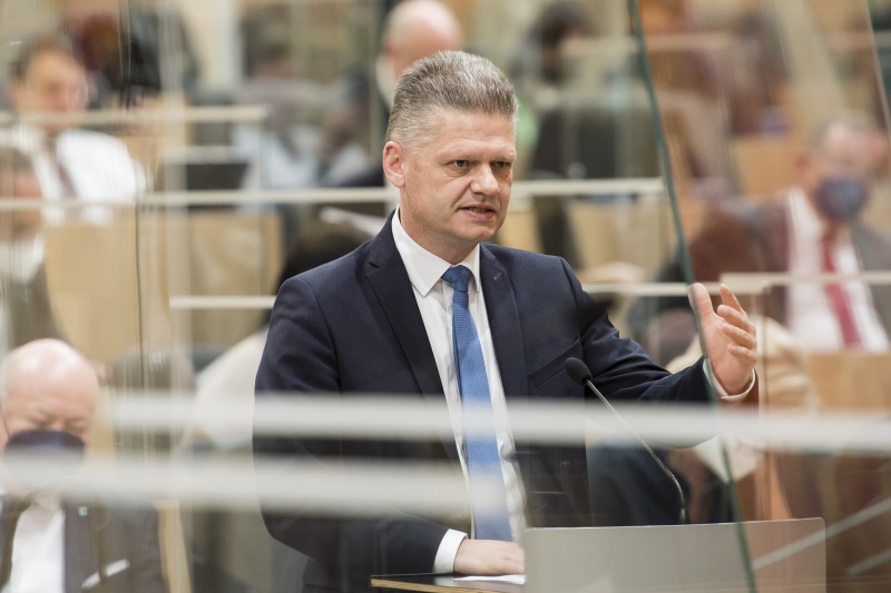 Fragestunde an Justizministerin Alma Zadic (GRÜNE). Am Rednerpult: Nationalratsabgeordneter Andreas Hanger (ÖVP)