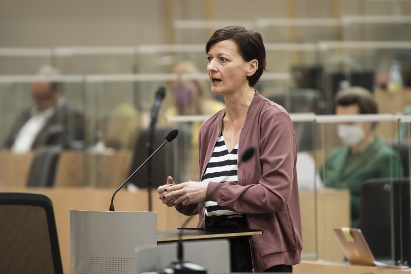 Fragestunde an Justizministerin Alma Zadic (GRÜNE). Am Rednerpult: Nationalratsabgeordnete Sabine Schatz (SPÖ)