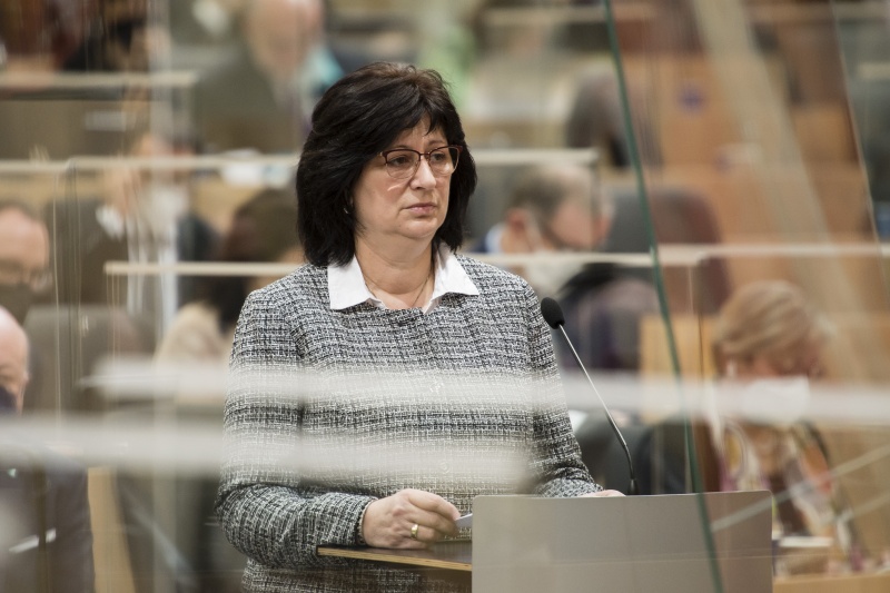 Fragestunde an Justizministerin Alma Zadic (GRÜNE). Am Rednerpult: Nationalratsabgeordnete Rosa Ecker (FPÖ)