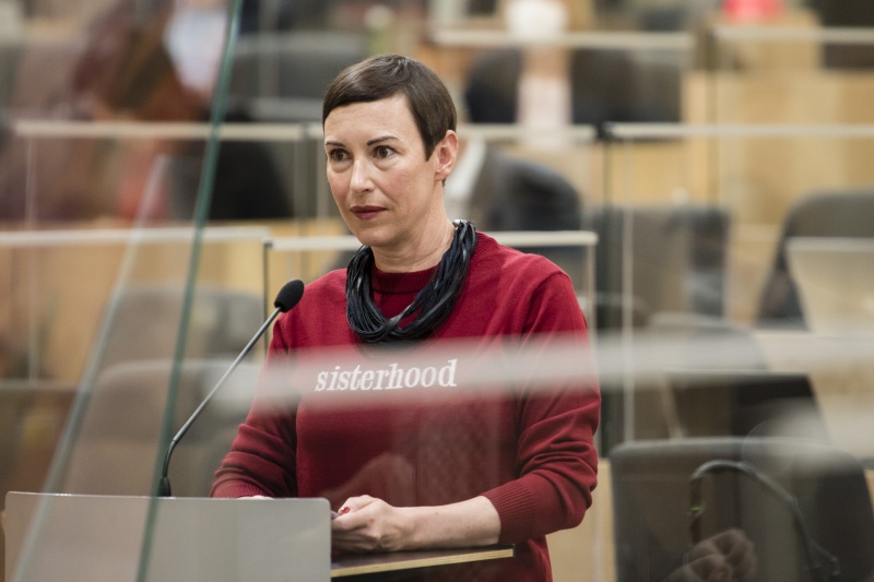 Fragestunde an Justizministerin Alma Zadic (GRÜNE). Am Rednerpult: Nationalratsabgeordnete Henrike Brandstötter (NEOS)