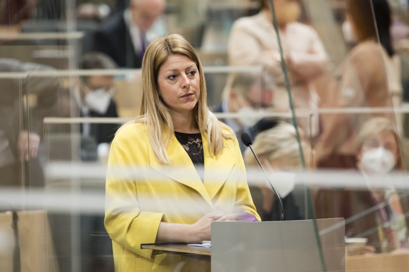 Fragestunde an Justizministerin Alma Zadic (GRÜNE). Am Rednerpult: Nationalratsabgeordnete Katharina Kucharowits (SPÖ)