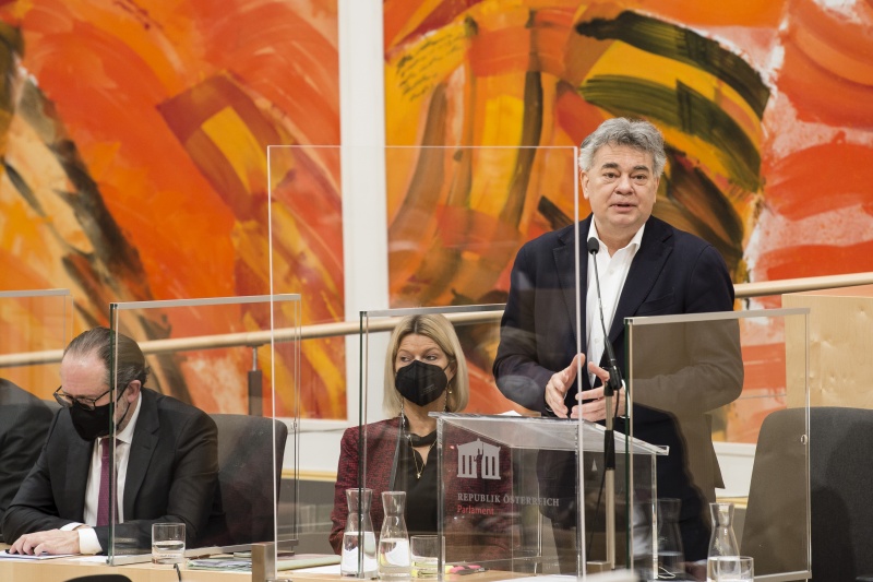 Auf der Regierungsbank von rechts: Vizekanzler Werner Kogler (GRÜNE), Verteidigungsministerin Klaudia Tanner (ÖVP), Außenminister Alexander Schallenberg