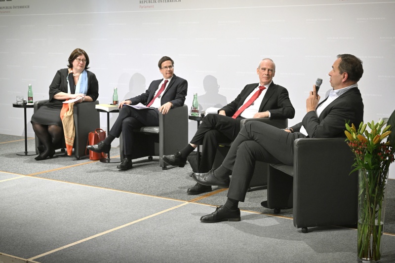 Podiumsdiskussion, von links: Katharina Pabel, Robert Kert, Eckart Ratz, Georg Eisenberger