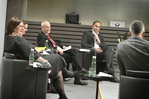 Podiumsdiskussion, von links: Katharina Pabel, Robert Kert, Eckart Ratz, Georg Eisenberger