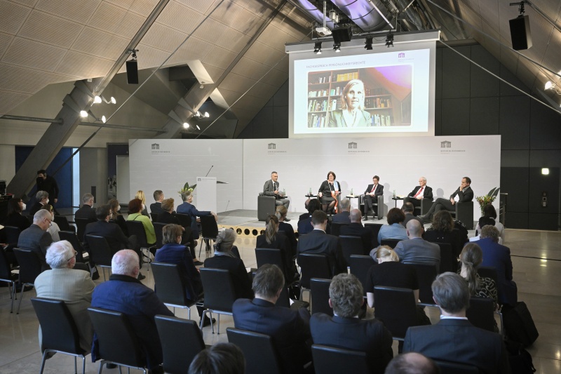Podiumsdiskussion, von links: Karl-Heinz Grundböck, Katharina Pabel, Robert Kert, Eckart Ratz, Georg Eisenberger, per Video zugeschaltet Bettina Knötzl