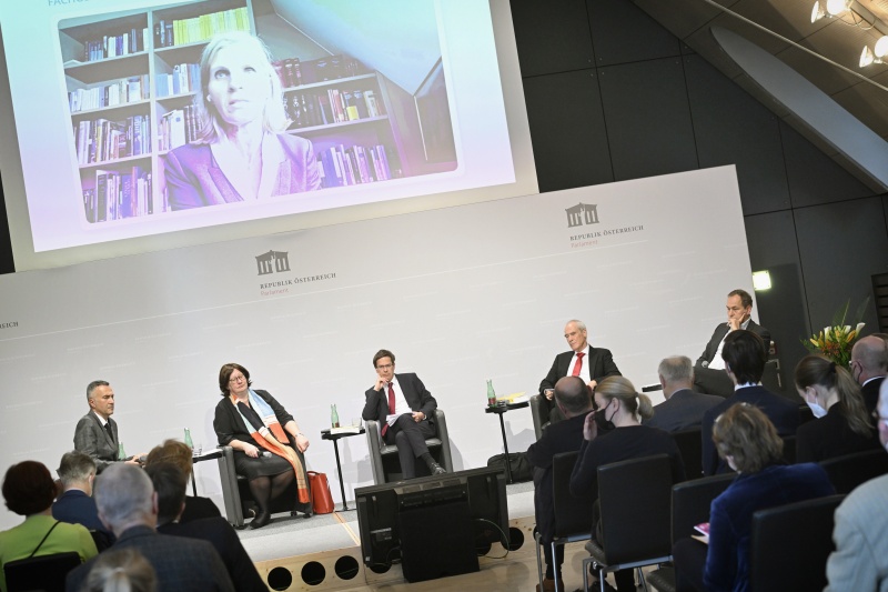 Podiumsdiskussion, von links: Karl-Heinz Grundböck, Katharina Pabel, Robert Kert, Eckart Ratz, Georg Eisenberger, per Video zugeschaltet Bettina Knötzl