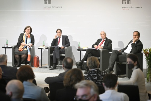 Podiumsdiskussion, von links: Katharina Pabel, Robert Kert, Eckart Ratz, Georg Eisenberger