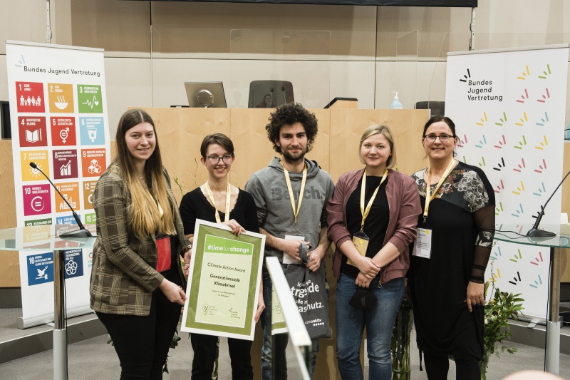 Preisträger Kategorie Klimakommunikation: Projekt "Generationstalk Klimakrise" mit Stabsstelle Dialog zu Energiewende und Klimaschutz Katharina Kowalski (re) und Vorsitzende der Bundesjugenvertretung Sabrina Prochaska und Fiona Herzog